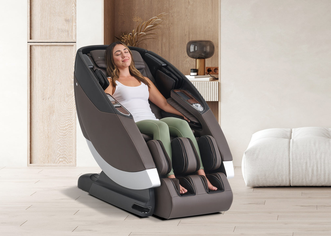 Super Novo 2.0 video banner image of woman in the massage chair in a living room setting.