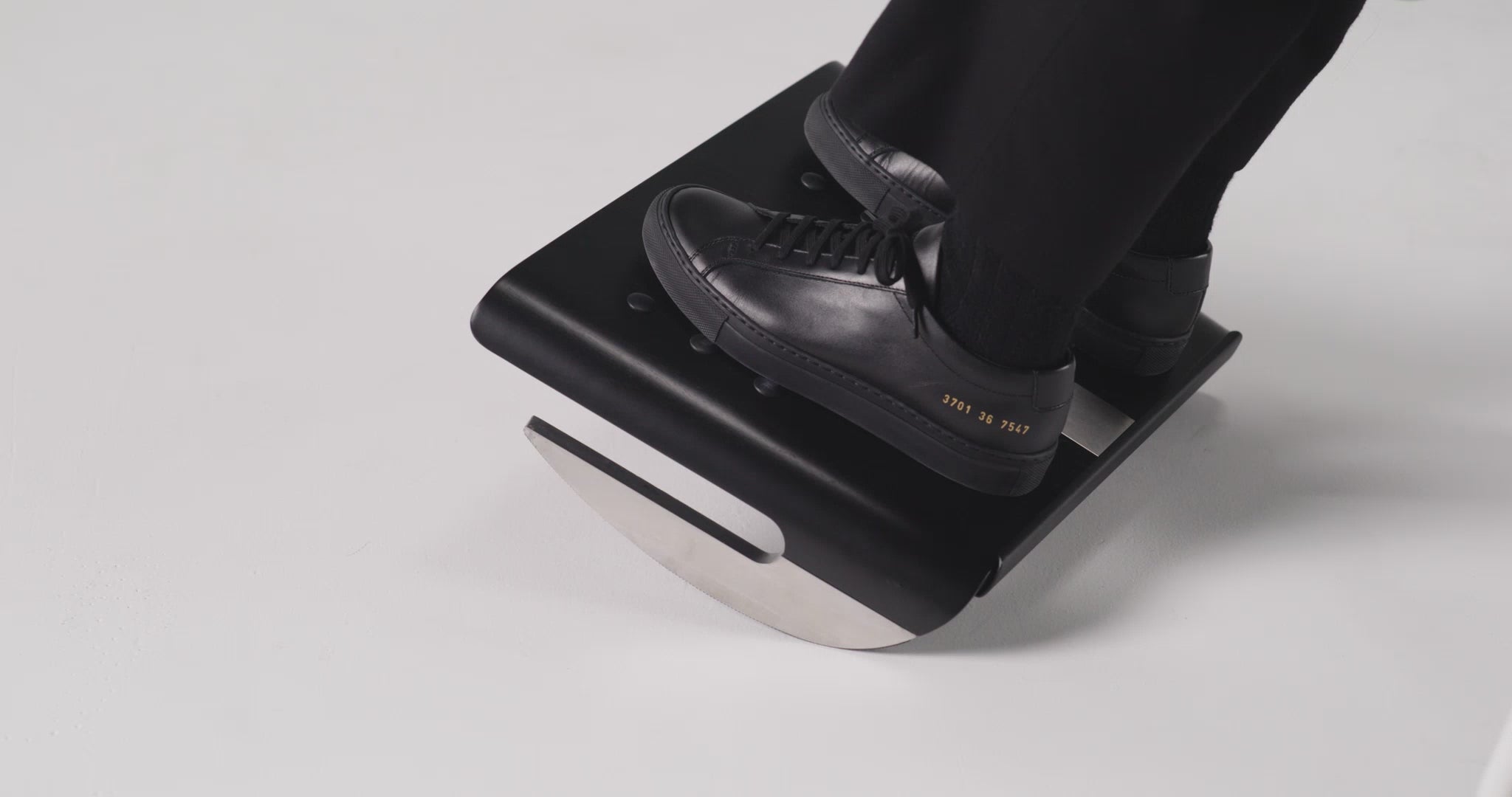 Cargar vídeo: Humanscale foot rocker footrest video.